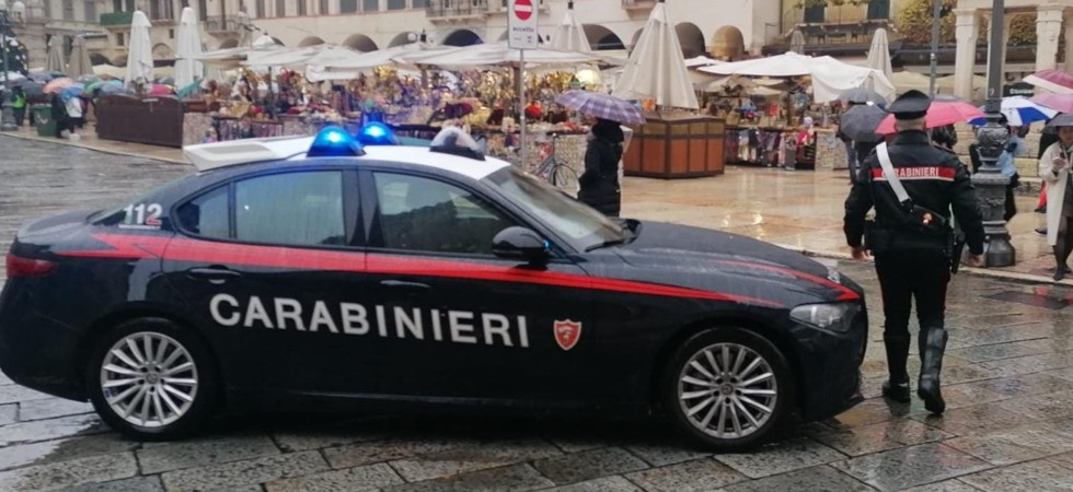 Mercatini di Natale, approfitta della distrazione di una commerciante e si intrufola nello stand: arrestata una donna